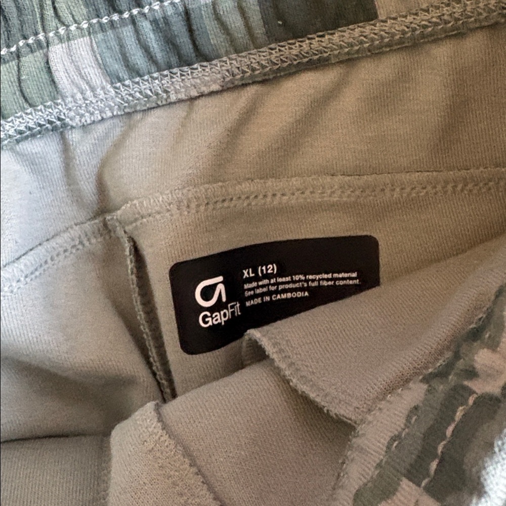 GAP sie 12 Green Pixel Pattern Camp Athletic Shorts - Picture 2 of 3